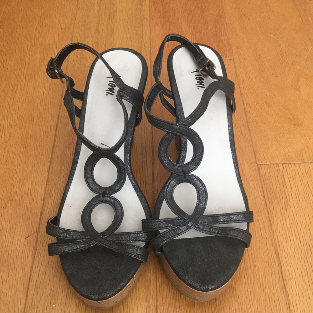 Black wedges